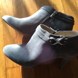 Vince Camuto Suede Bootie. Excellent conditiin ❤️